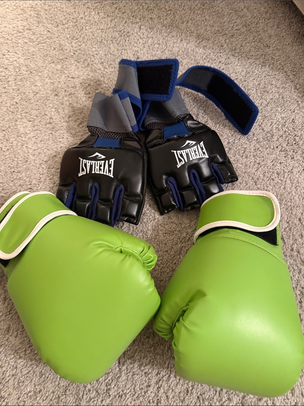 Everlast Kids / men’s Boxing Gloves and MMA Sparring Gloves Set - Green